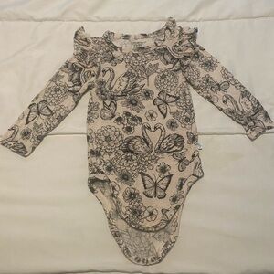 Posh Peanut Junie Ruffled long sleeve bodysuit Floral Swan Print 12-18